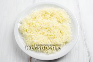 Сыр натереть на тёрке мелко.