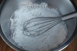 Добавить растопленное сливочное масло, сахар, 1 ч. л. лимонной цедры, коньяк и перемешать венчиком.