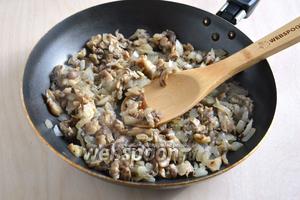 Нарежьте лук и грибы небольшими кусочками и обжарьте на небольшом количестве растительного масла. Посолите и поперчите.