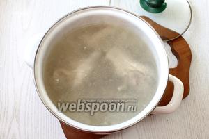 Мясо курицы промыть, залить водой и довести до кипения. Собрать пенку и уменьшить огонь.