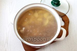 Очищенный картофель порезать мелко и добавить к мясу и гречке. Довести до кипения и варить на медленном огне 15 минут.