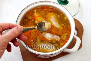Затем выложить зажарку. С помощью чайной ложки набирать небольшое количество теста и опускать в кипящий суп. Ложка должна быть предварительно смочена водой, чтобы тесто легко сходило с неё.