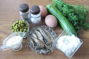 Для приготовления салата «Старая Рига» понадобятся следующие продукты: шпроты, рис отварной, огурец свежий, укроп, яйца, консервированный зелёный горошек, майонез, соль и перец чёрный молотый.