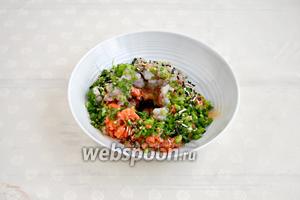 Выложить порубленные продукты в миску, добавить куриный белок, соевый соус и специи. Перемешать. Это фарш.