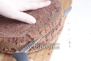 Бисквит я испекла заранее. Вы можете взять и свой любимый рецепт. Итак, разрезаем его на 3 части. Я надрезаю сбоку. Прохожусь по кругу, затем вставлю в надрезы нитку и протягиваю её, как бы пиля бисквит.