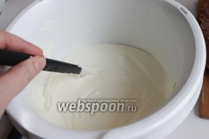 Далее взбиваем творог со сгущёнкой и сахаром ванильным. Добавим сливки. Если вам несладко, добавьте сахар. Мне было достаточно.