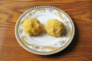 Из полученной массы мокрыми руками формируем шарики чуть больше грецкого ореха. Обваливаем в панировочных сухарях.