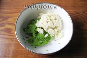 В миске соединяем картофельное пюре и пюре из зелёного горошка. Солим и перчим по вкусу.
