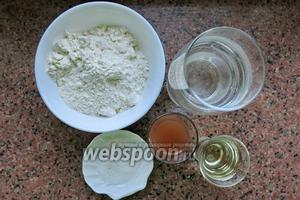 Малокомпонентное тесто: соль, вода, мука и уксус. В непостный вариант добавляем 1 яйцо на 1 кг муки.