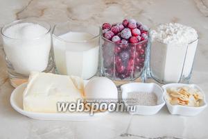 Продукты, которые нам понадобятся: мука пшеничная, молоко, яичные желтки, масло сливочное, сахарный песок, клюква, дрожжи, соль и миндальные лепестки (не обязательно).