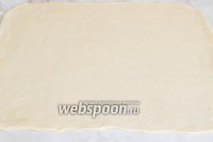 Раскатывает его в пласт толщиной не более 5-7 мм. Тесто очень послушное и не липнет к рабочей поверхности.