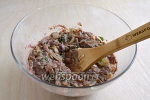 Смешайте фасолевую начинку с луком, перемешайте и посолите по вкусу, если нужно.