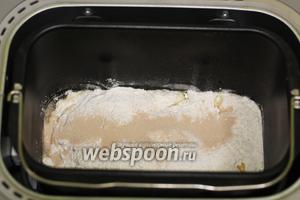 Вводим просеянную пшеничную муку и дрожжи сухие. Запускаем программу французский багет, выбираем желаемый цвет корочки и нажимаем кнопочку «пуск/остановка». Это №1 в моей хлебопечке.
