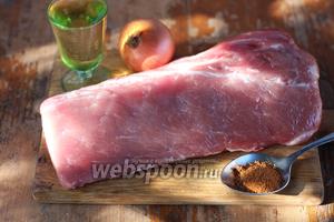 Для приготовления нам понадобятся следующие продукты: свинина, вино сухое белое, приправа к мясу, лук репчатый.