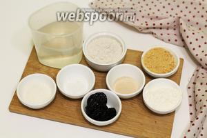 Для приготовления нам понадобятся следующие продукты:
вода, сахар, соль, мука пшеничная и ржаная, дрожжи сухие, бисквитная или песочная крошка, чернослив вяленый.