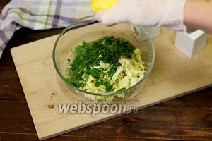 Помещаем в салатную тарелку, по вкусу добавляем лимонный сок, соль, перец чёрный молотый. Заправляем оливковым маслом.