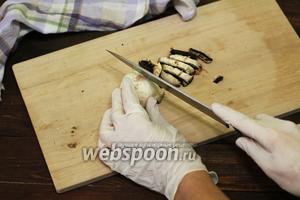 Грибы можно использовать на ваше усмотрение, у меня оказались шампиньоны. Грибы и всю зелень перед использованием хорошо промоем и обсушим. Шампиньоны очищаем от кожицы, нарезаем пластинками, вместе с ножками.