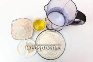 Для приготовления нам понадобится мука цельнозерновая, мука пшеничная, соль, дрожжи, вода, оливковое масло.