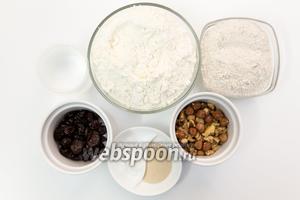 Для приготовления нам понадобятся соль, мёд, мука ржаная, мука пшеничная, вода, орехи, вяленая вишня, дрожжи.