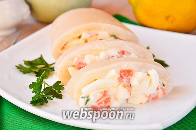 Фото Кальмар фаршированный красной рыбой, петрушкой и яйцами