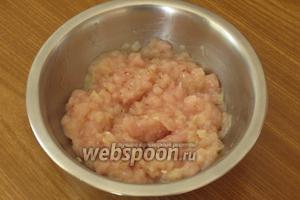Яйца вымыть, 1 разбить, отделить белок от желтка. Соединить куриный фарш, белок, обжаренный лук, мускатный орех, соль, перец и хорошо перемешать.