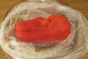 Перец запечь в разогретой до 200°С духовке до чёрных подпалин, положить в полиэтиленовый пакет до остывания и очистить.