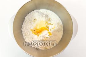 Муку смешаем с солью, сахаром, ванилью и дрожжами. Сливочное масло растопим (я делаю это вместе с молоком в микроволновке). Выливаем масло и молоко в муку. Туда же — яйцо.
