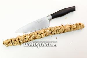 Из массы сделаем колбаску, которую разрежем на 16 частей, так как булочек-рулетиков будет 16 штук.