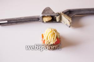 Режем оставшийся твёрдый сыр на 5 частей, мнём каждую из них перед прессованием в руках до консистенции пластилина, а потом продавливаем сыр через чеснокодавку и наклеиваем поверх тела бороду, слегка прижимая её сверху. Да-да, прямо поверх тела, голова в данном рецепте не предусмотрена.