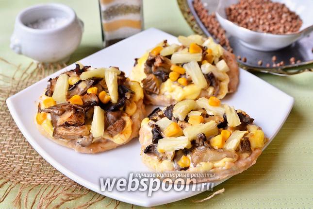 Фото Куриные медальоны с ананасами, грибами и кукурузой