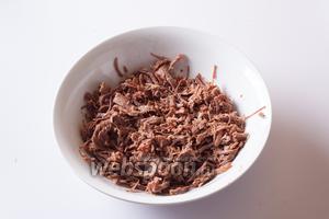Извлечь мясо из супа и измельчить любым приемлемым для вас способом. Оно уже мягкое, само разваливается, так что я раздергиваю его на волокна руками либо вилками. Слегка посолить мясо. На это — ещё пара минут.