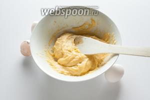 Даём заваренной массе чуточку остыть (буквально пару минут, не больше) и втираем в неё яйца. Не вбиваем, а именно втираем. Яйца вводим по-одному — тесто ни в коем случае не должно быть слишком жидким, иначе процесс придётся начинать сначала, с заваривания новой порции муки. В общем, для этого рецепта тесто лучше слишком густое, чем слишком жидкое. У меня получилась нормальная консистенция уже на двух яйцах.