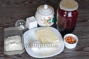 Для приготовления тёртого пирога вам понадобится соль, сода, мука, маргарин, цукаты, варенье смородиновое, яйцо куриное и сахар.