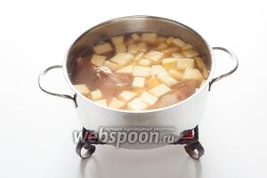 Накромсав мясо так, чтобы оно помещалось в кастрюлю, повар кипятком ополаскивает поддон с соком от запекания и всё это вместе с репой ставит на сильный-сильный огонь. Ну, думает, может, и успею… Варит суп, пену снимает — мясо-то полусырое! Двадцать минут прошло, репа уже сварилась, но бульон — чёрт-те что, мутный какой-то, неаппетитный… А у хозяина, между тем, уже в желудке бурчать начинает в ожидании супа.
