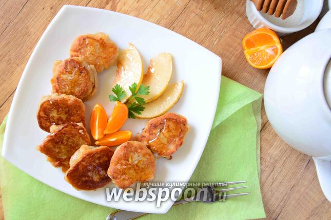 Фото Сырники с грушей и мёдом