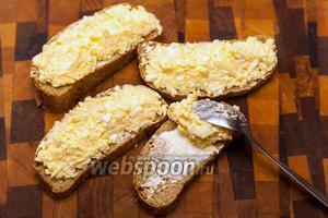 Получившуюся массу толстым слоем намазываем на заранее подготовленные кусочки хлеба с маслом.