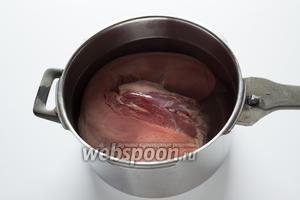 Сам по себе салат готовится быстро (если у вас есть тёрка для корейской моркови), а вот подготовительный период у него долгий — начинать лучше где-то за пол дня до подачи. Потому что сначала нам нужно отварить язык. Я делаю это в скороварке, технология следующая: полностью заливаем язык водой, доводим под закрытой крышкой до кипения, сбрасываем подачу тепла на минимум (на электрических плитах — на 1, максимум 2) и держим на таком режиме 2 часа. Свиные языки — 1,5 часа. Сырые языки, конечно, нужно приправить по вкусу. Солёные и солёно-копчёные — ни в коем случае не нужно.