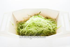 Трём его на тёрке для корейской морковки вдоль кусков, а не поперёк, чтобы получить длинную «лапшу». Любая другая нарезка не влияет на вкус салата, но делает его структуру менее «заплетающейся», в готовом виде смотрится не так интересно.