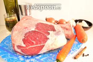 Подготовим продукты — окорок барашка (лучше молодого, вес целой ноги не более 2 кг) можно использовать и любую другую часть; овощи — лук, чеснок обязательно, остальные по вашему вкусу (можно и не использовать), специи и травы (тоже можно варьировать), вино белое сухое, соль, мука, масло оливковое рафинированное (это в идеале, можно заменить и подсолнечным).
Мясо я за час натёрла солью, чтобы оно просолилось немного.