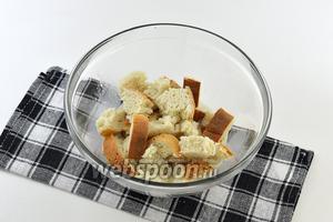 Батон порвать на куски и залить частью молока так, чтобы оно покрыло куски батона. Оставить на 10 минут.