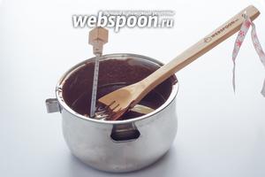 Когда какао-масло растопилось полностью, начинаем малыми порциями вмешивать в него тёртое какао и мёд — до полного растворения каждой новой порции. Температура жидкого шоколада должна быть около 40°С. Мешаем до умопомрачения, где-то 0,5 часа, это самая продолжительная и самая важная часть процесса, называется конширование, от него сильно зависит качество конечного продукта. Важная информация: не ожидайте, что шоколад будет сладким на вкус на этой стадии — он будет горьким! Сладкий вкус проявляется только при застывании.