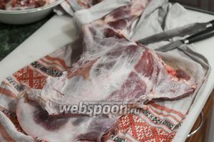 Начнём готовить шашлык с самого начала. У нас есть баранья лопатка, отлежавшаяся в холодильнике при нулевой температуре. Именно такая технология хранения мяса позволяет добиться его максимальной мягкости.
Вымоем лопатку молодого барашка в прохладной воде и обсушим полотенцем.