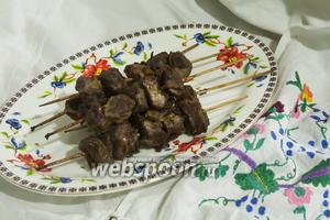 Пока готовился шашлык в банке, мы приготовили овощную подгарнировку с соусом. Для этого мы поджарили на растительном масле лук со сметаной (оставшийся маринад), добавили болгарский перец, томатное пюре и крупную отварную белую фасоль. Хоть фасоль с мясом, по науке, плохо сочетается, но мы почему-то не заметили этого. Чего и вам желаем. Приятных гастрономических впечатлений!