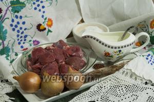 С работой мясника мы закончили, поэтому можем собирать всё необходимое для шашлыка в банке. Сметана у нас была приготовлена из козьих сливок. Но можно воспользоваться и обычной, коровьей. На фото можно заметить уже не целое вишнёвое полено, а скорей полешко, которое немного потолще, чем большая лучина.