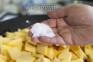 Сейчас тыква ненадолго займёт главенствующее положение в иерархии овощей, собравшихся в воке.