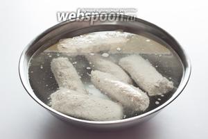 После подваривания колбаски опускаются в холодную воду вплоть до полного остывания. Подчёркиваю — опускаются в воду, а не заливаются водой. Если сделать наоборот, то они могут растрепаться, фактура очень нежная.