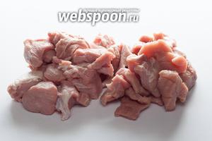 У этого рецепта достаточно продолжительный подготовительный период. Сначала нужно нарезать на куски, пригодные для мясорубки, мышечные ткани и положить их в морозилку на 1 час. Ну, или сначала положить в морозилку на 1 час, а потом нарезать.