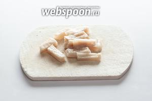 Низкосортное мясо (у меня свиная кожа) отваривается минимум 40 минут (сами понимаете, с телячьими головами и голяшками мясникам приходится возиться ещё дольше). Бульон от варки в колбаски не идёт, мясо режется кусками, подходящими для мясорубки.