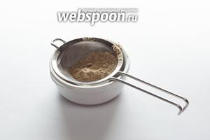 Сухие приправы мелко (подчеркиваю, мелко) размалываются, не толкутся. Лучше их даже просеять через ситечко. В «войлочных» колбасках не должно быть видно никаких крупных включений, это их фирменный стиль.