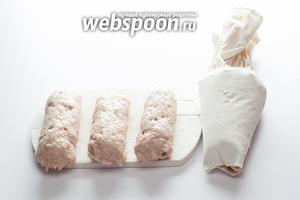 Опять же, по причине поломки мясорубки, пришлось высаживать готовые колбаски из кондитерского рассадочного мешочка. У меня не было отверстия подходящего диаметра, так что то, что вы видите, по длине — правильное (примерно 15 см), а вот по толщине колбасы должны быть на 2-3 сантиметра тоньше. Если бы всё происходило не так спонтанно, то можно бы было запастись плотным полиэтиленовым пакетом, срезать у него угол до нужного диаметра и выдавливать колбасы таким образом. Они должны быть слегка приплюснутые, а не круглые — это их традиционная форма. И кончики должны быть характерные, не округлённые, а чтобы было видно отрыв.